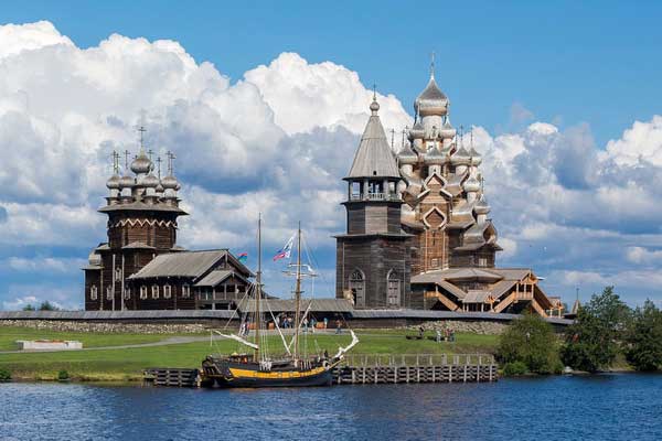 Из Петрозаводска на остров Кижи.