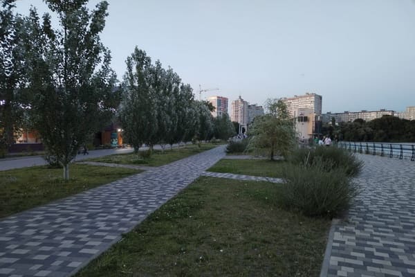Дорожки на дамбе.