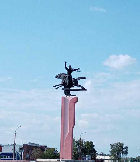 Памятники и скульптуры.