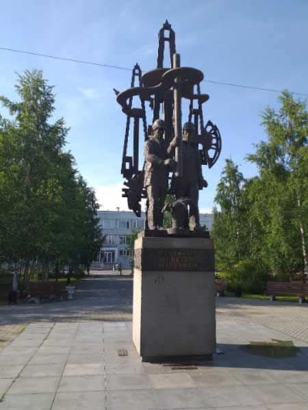 Памятники и скульптуры Нягани.