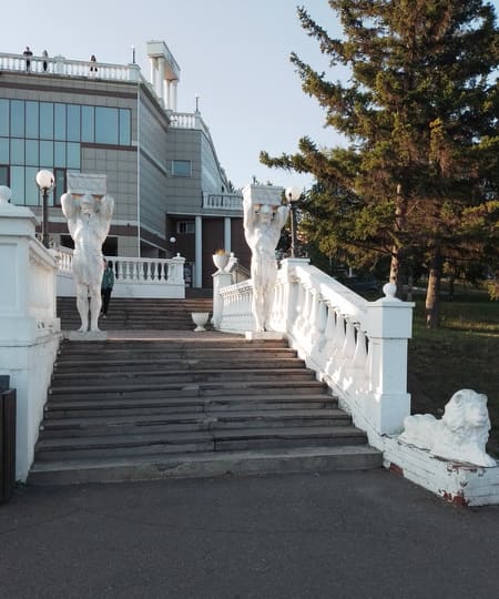 Статуи и памятники.