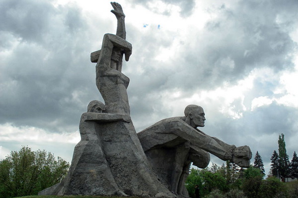 Памятники и скульптуры.