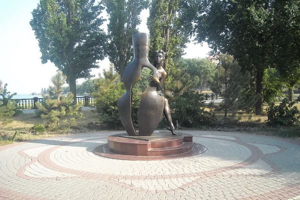 Скульптуры и памятники.
