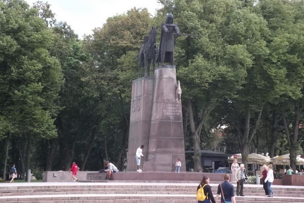 Памятники и скульптуры.