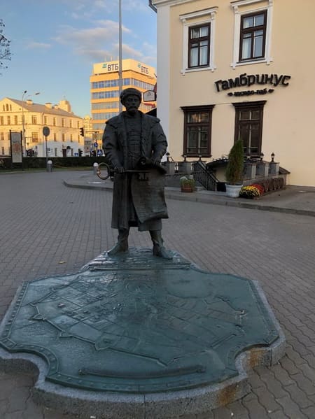 Памятники.