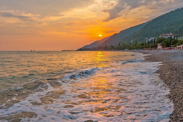 Море в Гагре.