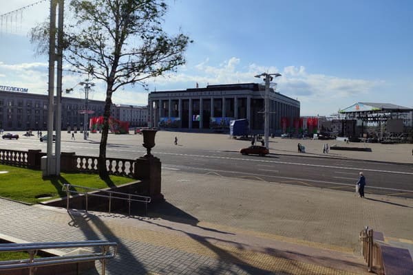 Дворец Республики на Октябрьской площади Минска перед Днём Победы.