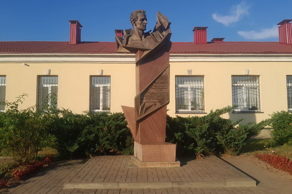 Памятник.