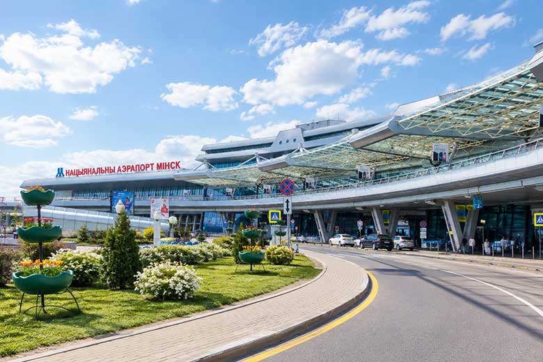 Национальный аэропорт Минск, вход в терминал и зона высадки пассажиров.