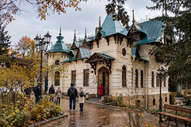 Дача Шаляпина: исторический особняк с бирюзовыми крышами.