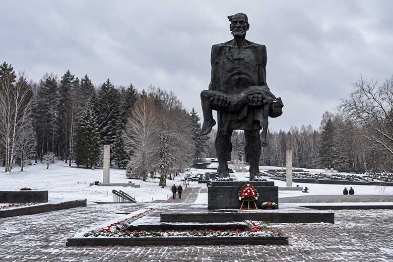 Скульптура «Непокорённый человек» на территории мемориала Хатынь.